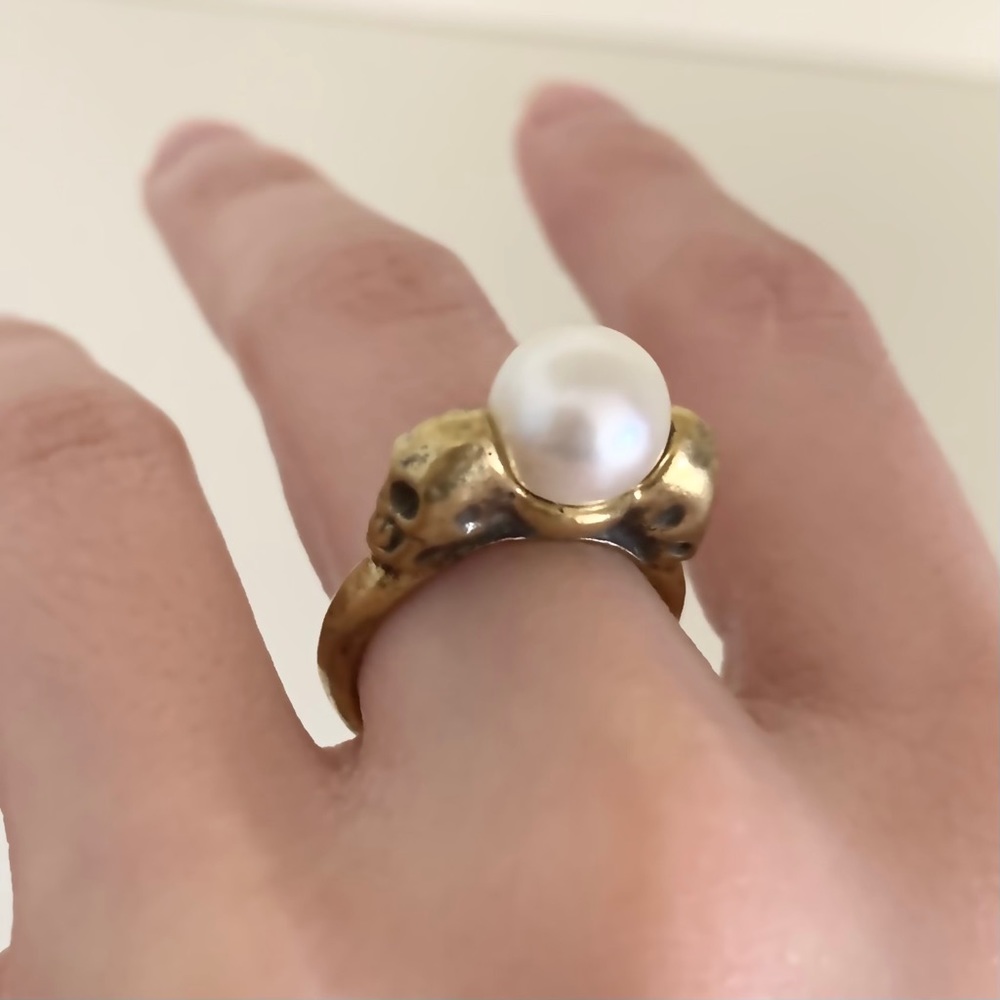 NWOT Skull pearl ring
